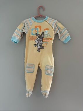 Warner Bros. Looney Tunes Yellow & Light Blue Bugs Bunny Sleeper